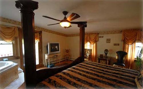 The Lion And The Rose Bed & Breakfast Whitefield Bagian luar foto